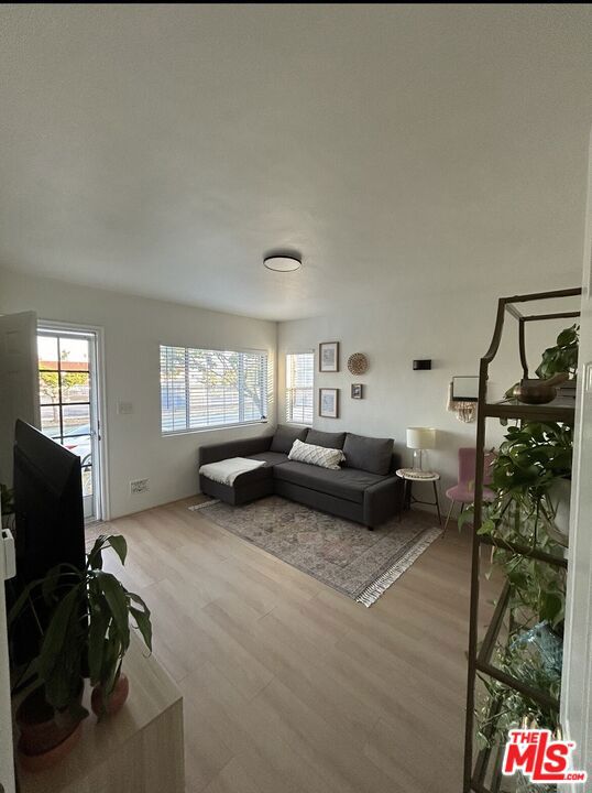 2415 Arizona Avenue, Santa Monica CA: https://media.crmls.org/mediaz/264e8d0f-6f72-4eaf-8049-0e20b1821a29.jpg