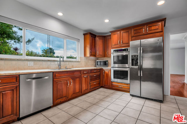 2925 Dona Susana Drive, Studio City CA: https://media.crmls.org/mediaz/264eaa84-5fed-4c31-ba73-80e3915be784.jpg