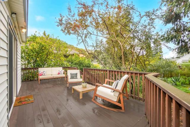 3908 Archmont Pl, Oakland CA: https://media.crmls.org/mediaz/264eee36-77d3-40bf-90c6-ed4098258092.jpg