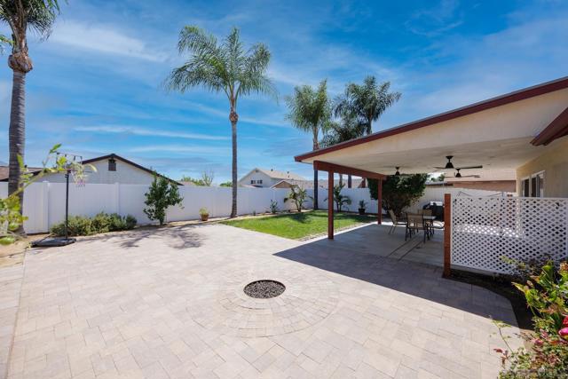 10835 Grand Fork Dr, Santee CA: https://media.crmls.org/mediaz/264f739f-ca61-4460-aac2-d5650a963be3.jpg