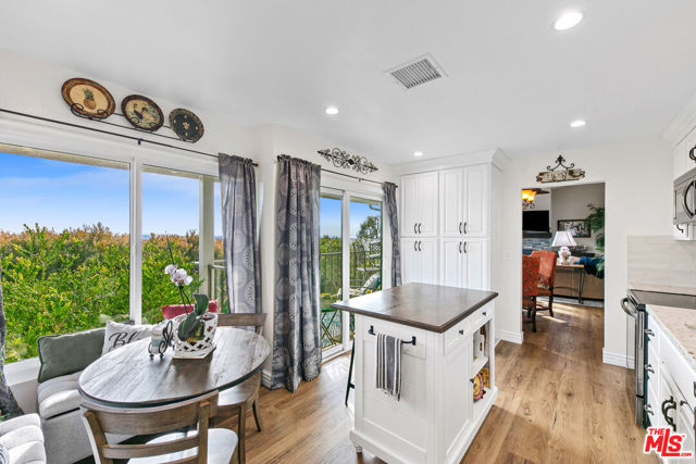 6789 Seawatch Lane, Malibu CA: https://media.crmls.org/mediaz/264fe3ff-d88f-45a2-9f8b-3711820f9b35.jpg