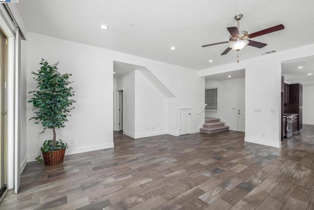 115 Lemon Blossom Ln, Patterson CA: https://media.crmls.org/mediaz/26511632-6b42-49ce-b257-1d234b58f951.jpg