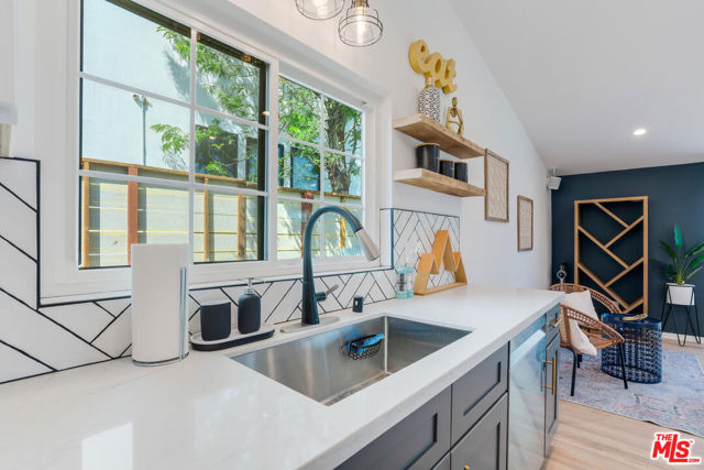 5835 Mcdonie Avenue, Woodland Hills CA: https://media.crmls.org/mediaz/265117fe-1038-4dee-9c50-021d4e5eead4.jpg