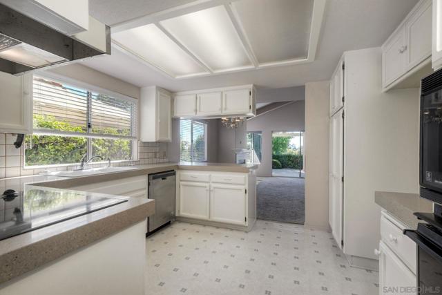 1089 Ridge Heights Dr, Fallbrook CA: https://media.crmls.org/mediaz/2651fa4e-8c3c-4399-8e8d-427c41500746.jpg