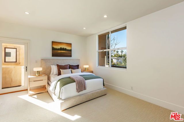 739 20th Street, Santa Monica CA: https://media.crmls.org/mediaz/26524128-246c-43a4-b4d5-5e14708cea2e.jpg
