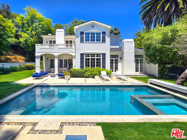 3815 Valley Meadow Road, Encino CA: https://media.crmls.org/mediaz/2652c3e8-1e69-4a29-a486-d2736d1fcba6.jpg