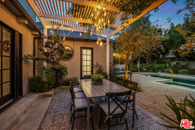 13109 Valley Vista Boulevard, Studio City CA: https://media.crmls.org/mediaz/26533080-292f-4999-85ad-21411edf0066.jpg