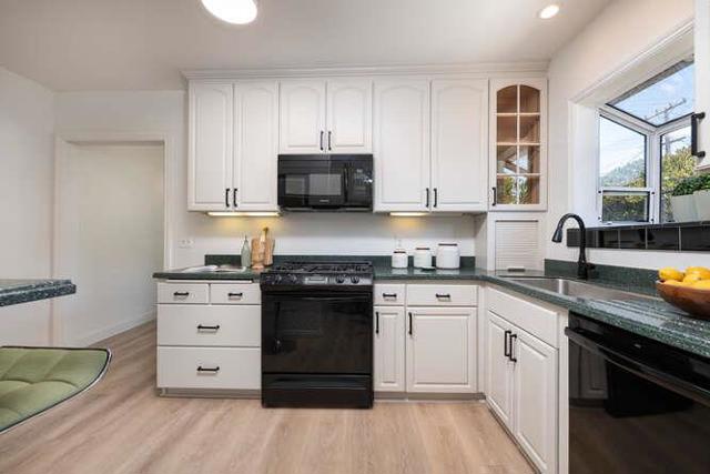 833 Linden Avenue, Burlingame CA: https://media.crmls.org/mediaz/2653b8f8-e2ee-4f5f-b429-0dcf664271dc.jpg
