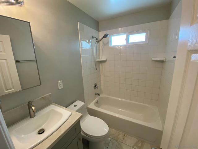 4384 Clairemont Dr, San Diego CA: https://media.crmls.org/mediaz/26564aae-d9e7-4b34-81bf-342d24810b45.jpg