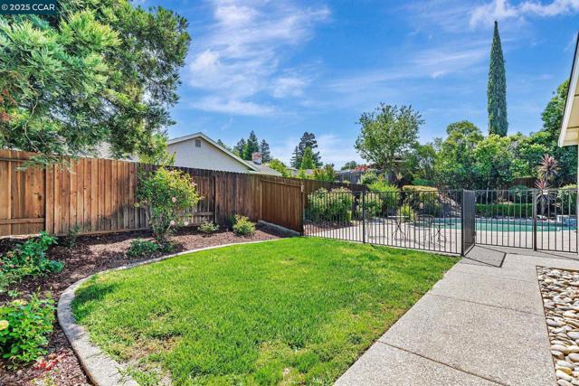 321 Chardonnay Cir, Clayton CA: https://media.crmls.org/mediaz/26573288-4720-4761-b591-cdc685252ef7.jpg
