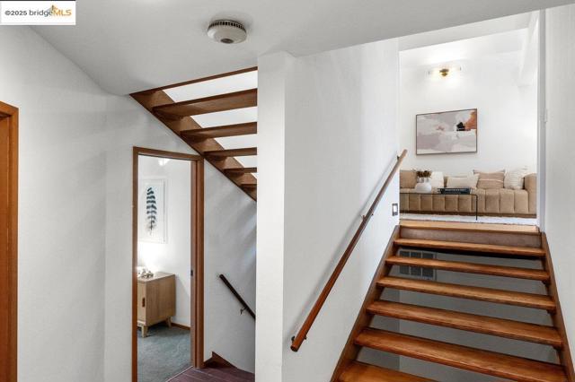 2112 Manzanita Dr, Oakland CA: https://media.crmls.org/mediaz/2657b787-2b88-4700-8748-c3adb5cc2d62.jpg