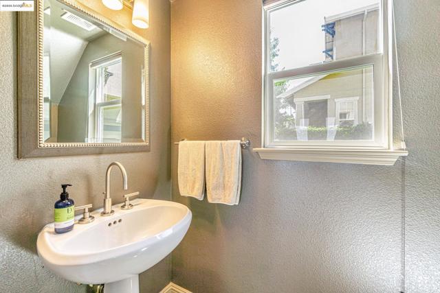 548 Gabriel Ct, Walnut Creek CA: https://media.crmls.org/mediaz/2657bcd9-454e-49a9-b29d-e5f2c2715cab.jpg