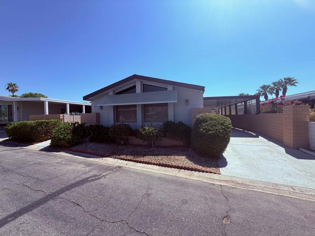 14 International Boulevard, Rancho Mirage CA: https://media.crmls.org/mediaz/26582b45-ba6e-4729-91b1-e19dee7874a9.jpg