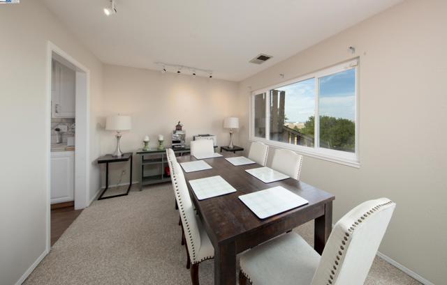 2617 Star Tree Ct, Martinez CA: https://media.crmls.org/mediaz/26596a08-1b18-43e6-80f2-2d1b2825f7ba.jpg