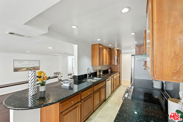 321 N Oakhurst Drive, Beverly Hills CA: https://media.crmls.org/mediaz/26597882-c9d1-4f75-9f53-512bc176dd64.jpg