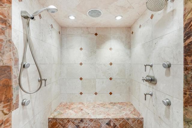 200 Harbor Dr, San Diego CA: https://media.crmls.org/mediaz/26599067-65ca-4df4-aa94-9409a73dae06.jpg