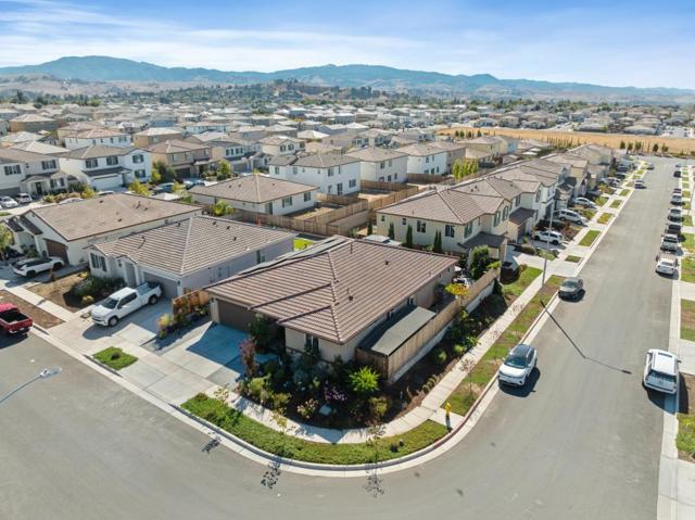 2141 Wildflower Drive, Hollister CA: https://media.crmls.org/mediaz/265b0c9d-00ee-485d-9348-3a6ceed12bd7.jpg