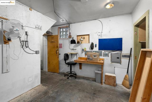 2331 San Pablo Ave, Berkeley CA: https://media.crmls.org/mediaz/265c89fa-1fb3-4000-b702-37a5fef422e6.jpg