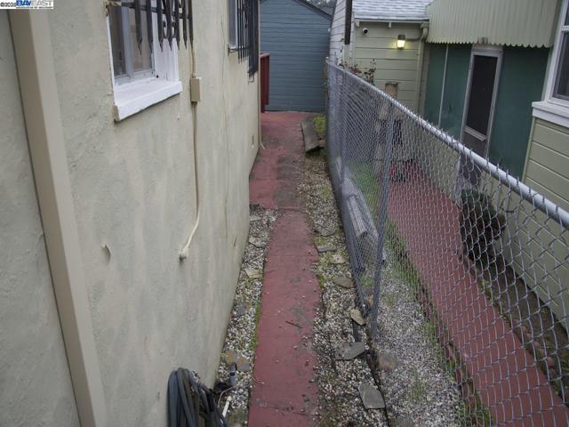 7608 Arthur St, Oakland CA: https://media.crmls.org/mediaz/265db206-7d4e-4e14-93fc-a7442272cf32.jpg