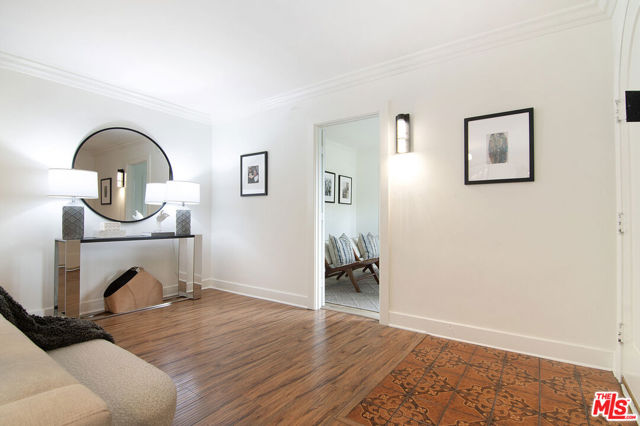 565 N Arden Boulevard, Los Angeles CA: https://media.crmls.org/mediaz/265e8626-f967-4931-851a-ded2e1cf2eaa.jpg