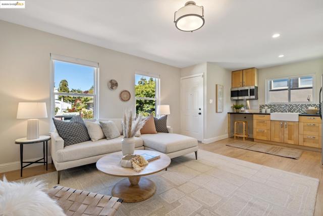 612 Longridge Rd, Oakland CA: https://media.crmls.org/mediaz/265e8d43-3f24-491e-ba6b-d14b36b05de6.jpg