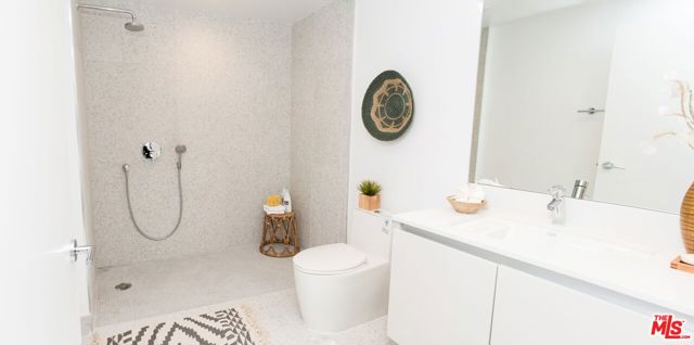 625 S BARRINGTON Avenue, Los Angeles CA: https://media.crmls.org/mediaz/265f2903-4f59-48f7-a259-ed4333a0af2e.jpg