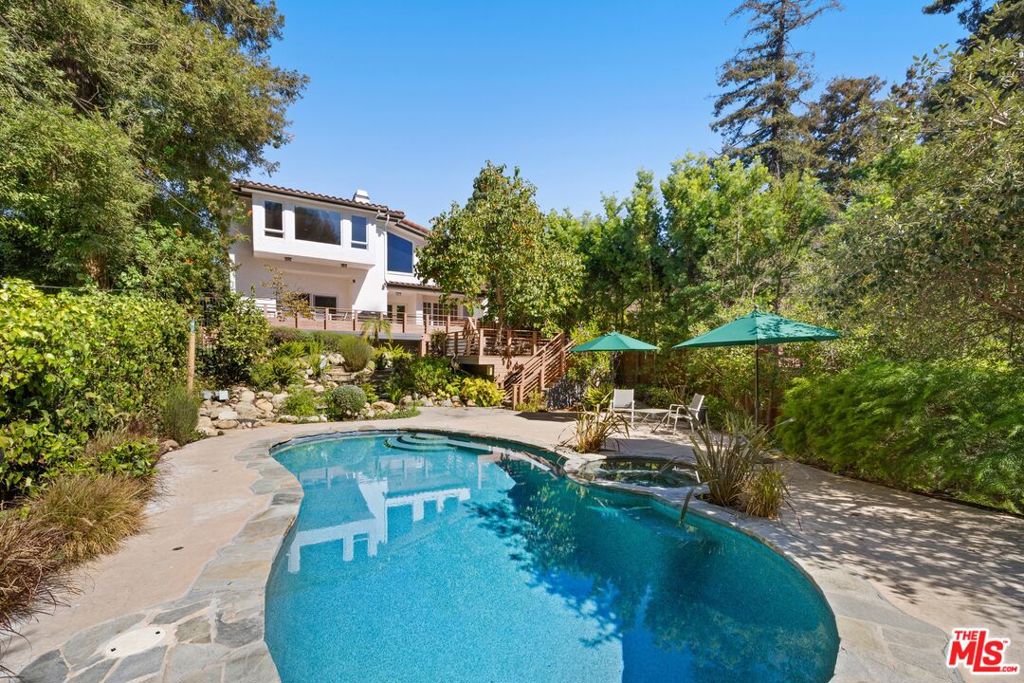 1033 Wellesley Avenue — architectural residence