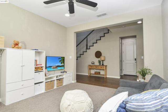 847 Dunmore St, Oakley CA: https://media.crmls.org/mediaz/265fdd21-2c9b-401d-805a-98204af3720a.jpg