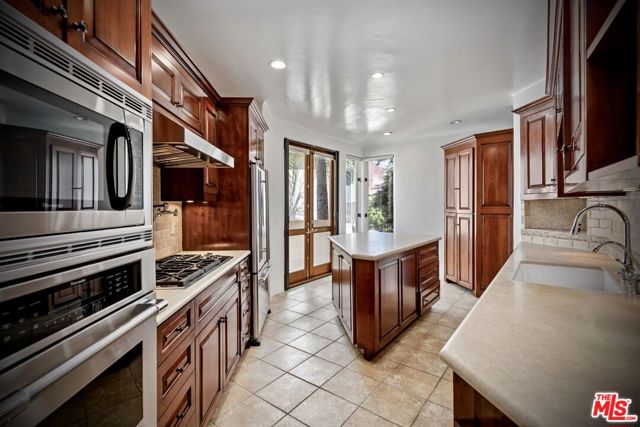 15500 W Sunset Boulevard, Pacific Palisades CA: https://media.crmls.org/mediaz/26623c38-f994-4bba-99af-e1b79b104245.jpg