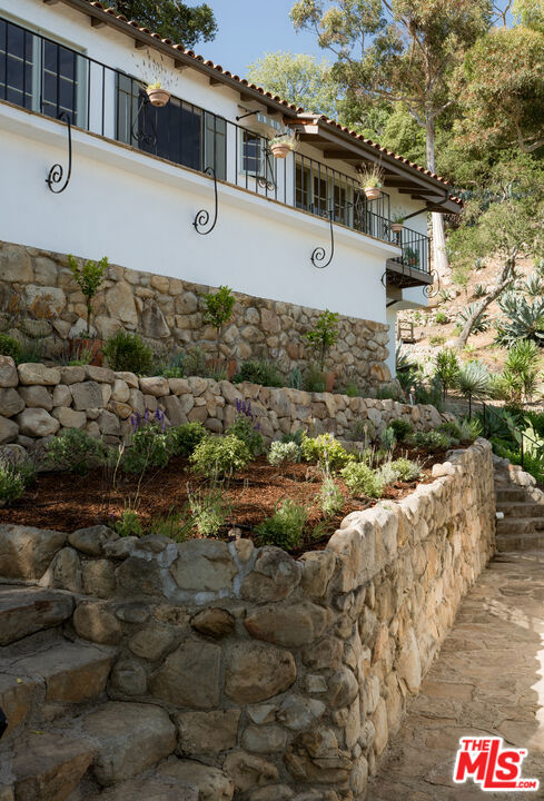15 Loma Media Road, Santa Barbara CA: https://media.crmls.org/mediaz/266290b5-b02b-4f14-a058-07633f2fd823.jpg