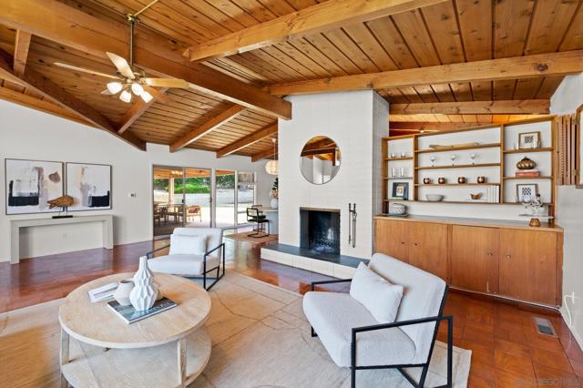 1201 Via Barranca, La Jolla CA: https://media.crmls.org/mediaz/2663b0ea-cf86-4917-81a5-38b97a95d77a.jpg