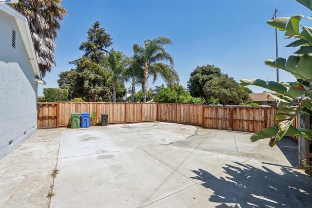 39681 Sundale Dr, Fremont CA: https://media.crmls.org/mediaz/2664224e-31d7-412c-884f-b62feb9bf7bd.jpg