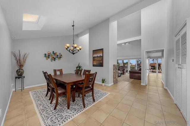 94 Kingston Ct W, Coronado CA: https://media.crmls.org/mediaz/26645357-7d37-4f8a-8d4c-003c0d03ea74.jpg