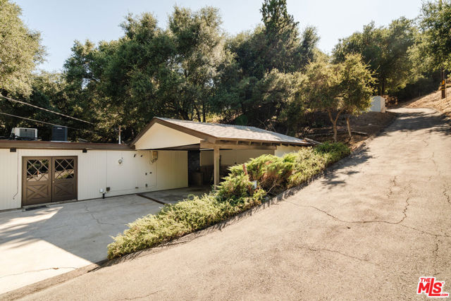 1289 Old Topanga Canyon Road, Topanga CA: https://media.crmls.org/mediaz/266496c2-107e-4666-b644-91cc7d011b37.jpg