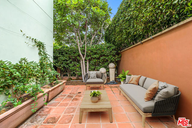 2323 S Beverly Glen Boulevard, Los Angeles CA: https://media.crmls.org/mediaz/26650afc-66df-46e9-93c8-7a5e8bc21e7d.jpg