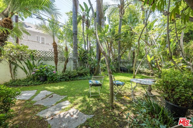 602 N Crescent Drive, Beverly Hills CA: https://media.crmls.org/mediaz/2665199a-4f75-466f-88ec-007dee5f526e.jpg