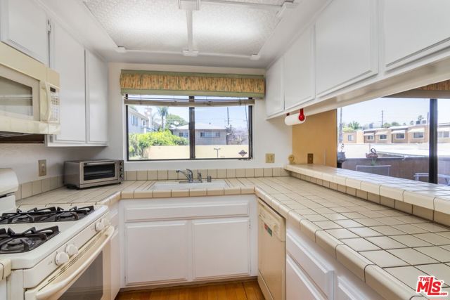 14311 Hartsook Street, Sherman Oaks CA: https://media.crmls.org/mediaz/2665a485-babe-48ce-8bca-e6dbc097a4dd.jpg