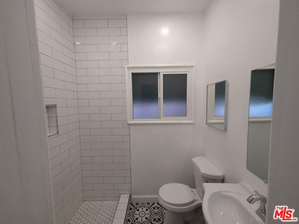 https://media.crmls.org/mediaz/2665b395-f857-4c45-9c0e-698c99c14d32.jpg?preset=X-Large