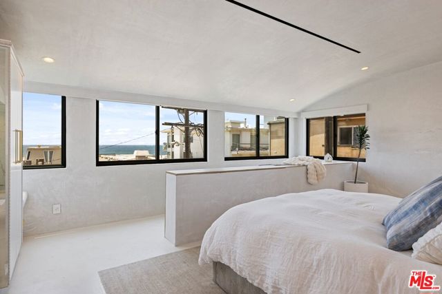15 Reef Street, Marina del Rey CA: https://media.crmls.org/mediaz/26660a44-e37f-4e80-9f23-f5b32e26c13a.jpg