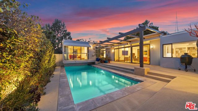 2461 Crest View Drive, Los Angeles CA: https://media.crmls.org/mediaz/26666a21-3ec6-49a0-bfc6-ca3612b2f1ef.jpg