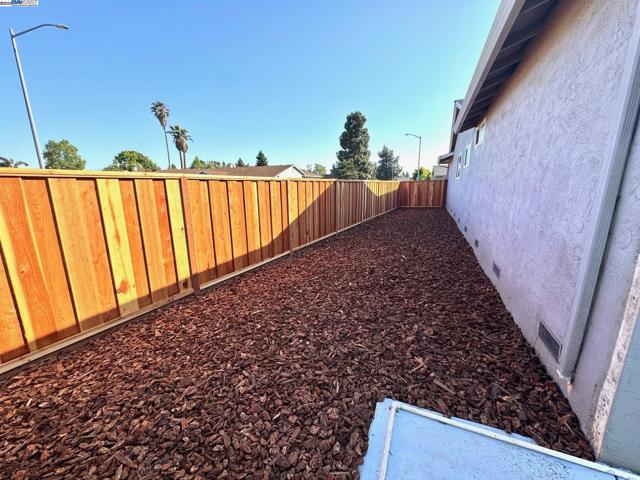 34288 Torrington Pl, Fremont CA: https://media.crmls.org/mediaz/26669c4d-888f-47c3-8feb-c74fd5efded0.jpg