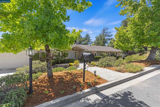 11 Breck Ct, Moraga CA: https://media.crmls.org/mediaz/2666b16d-b38c-45c3-97fe-b777caccdea9.jpg