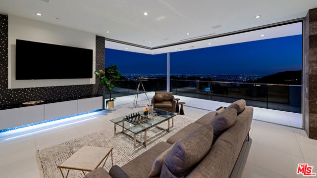 7080 W MULHOLLAND Drive, Los Angeles CA: https://media.crmls.org/mediaz/266787ee-de33-4816-bdc3-9302fb1c9667.jpg