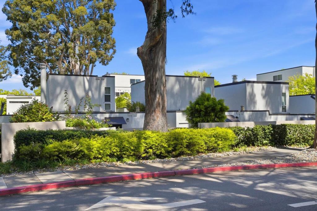 https://media.crmls.org/mediaz/26682032-384d-44b1-acb0-d811f30787a5.jpg?preset=X-Large