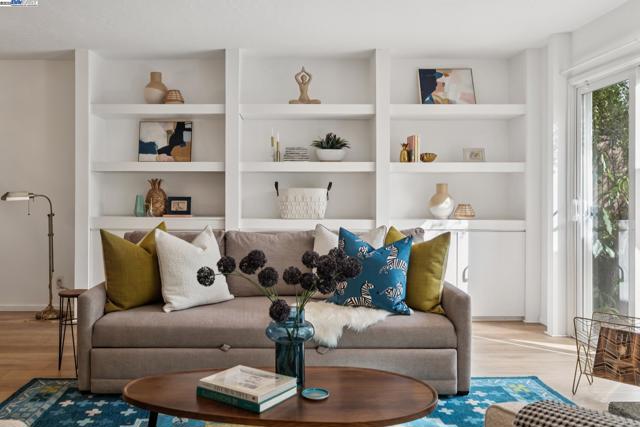 3109 La Campania, Alameda CA: https://media.crmls.org/mediaz/26685979-1b33-4c4b-9029-9ea3f875aace.jpg