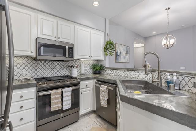 Detail Gallery Image 13 of 27 For 7577 Hazard Center Dr, San Diego,  CA 92108 - 2 Beds | 2 Baths