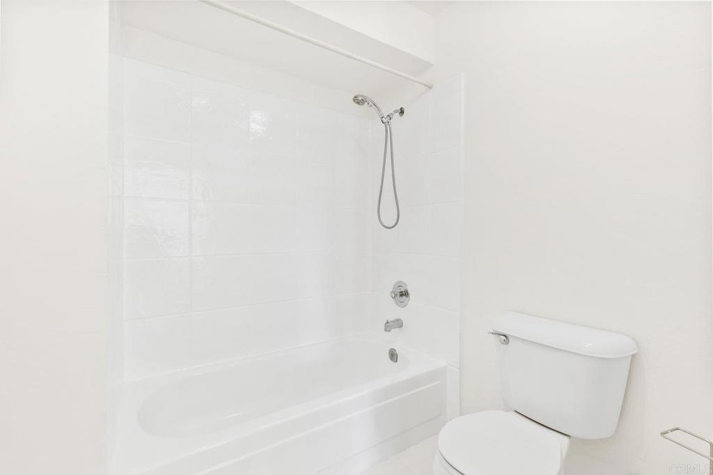 https://media.crmls.org/mediaz/266949c5-0d8e-41f7-94ea-dc71ff8a9da1.jpg?preset=X-Large