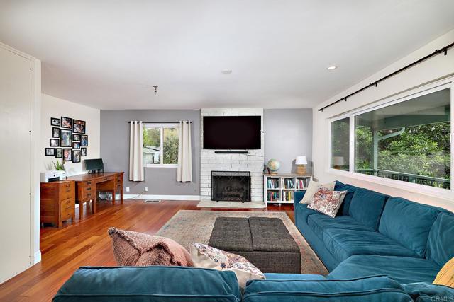 2615 Ginger Way, Escondido CA: https://media.crmls.org/mediaz/26695c72-ed38-4e62-8960-4b8da22f0410.jpg