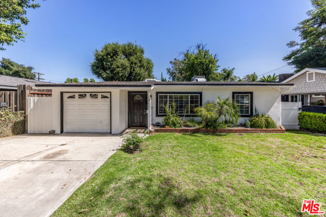 22027 Viscanio Road, Woodland Hills CA: https://media.crmls.org/mediaz/2669d732-e069-405e-bd3e-2db9044a3b9f.jpg