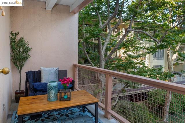 8 Captain Drive, Emeryville, California 94608, 1 Bedroom Bedrooms, ,1 BathroomBathrooms,Condominium,For Sale,Captain Drive,40962853